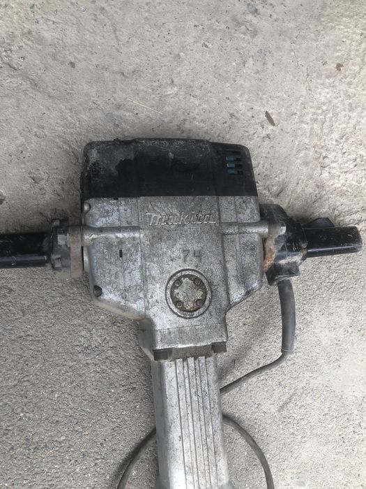Отбойный молоток Makita HM1800
