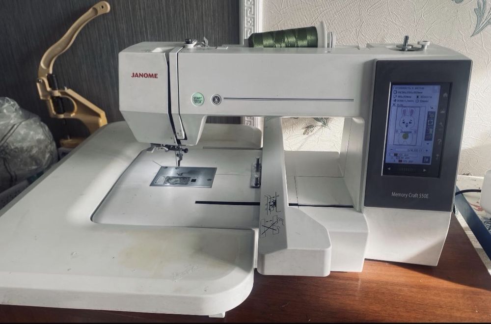 Вышивальная  машина Janome Memory Craft 550E