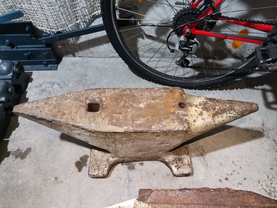 Малка средна голяма наковалня