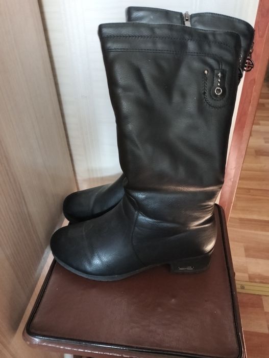 Продам женскую обувь.