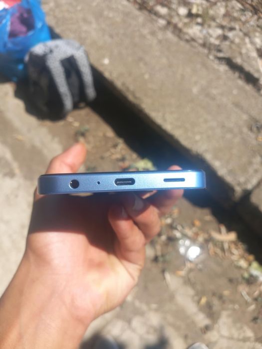 Am samsung galaxy A25 5 GB este aproape nou utilizat 2 luni nu are nici o defecțiune  pe marginea se poate afla arsura de țigare mica dar nu afectează