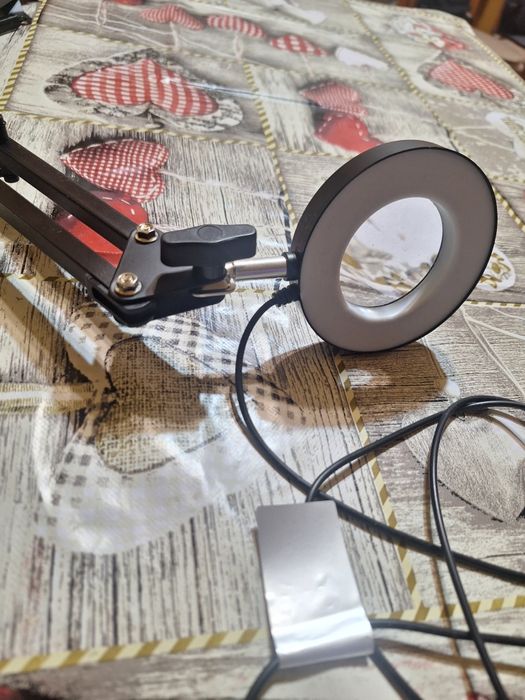 Настолна лампа със захранване