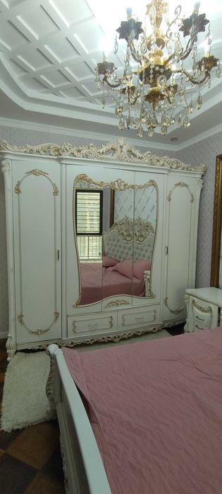 Спальный гарнитур - кровать, две тумбы, туалетный столик, пуфик