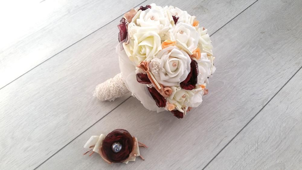 Buchet de mireasa cu trandafiri ivoir si visinii