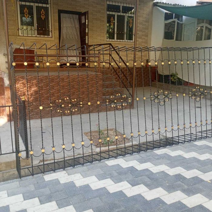 Кладка балконов кирпичом! и Установка решетка и козерог!