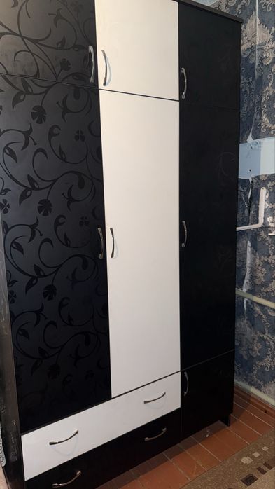 Шкаф с 3 дверями