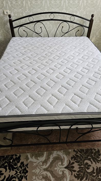 Продам кровать с ортопедическим матрасом