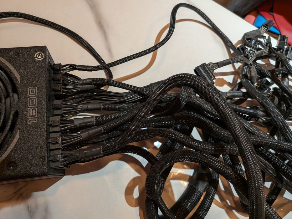 EVGA SuperNOVA 1600 P2 – 1600W, 80+ Platinum, Modulară Completă