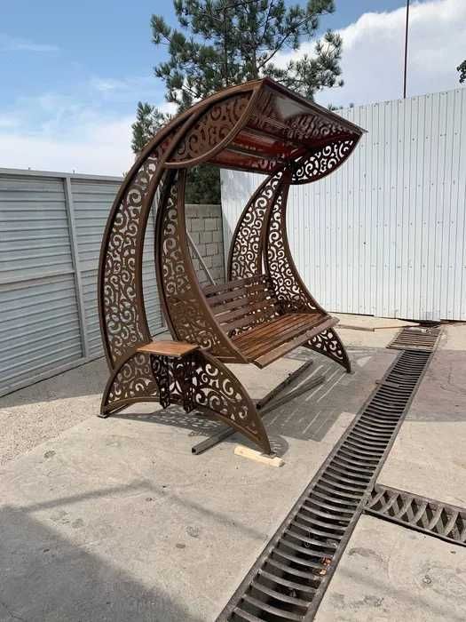 Металлические качели садовые