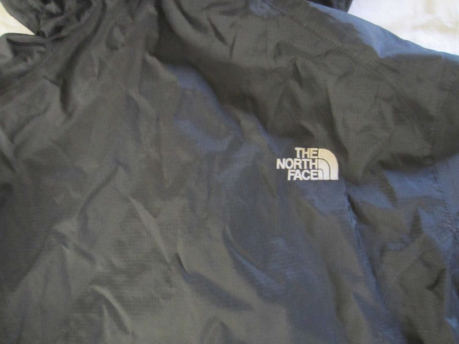Geaca DAMA The North Face, model Hy Vent, masura M, protectie vant, ploaie, gluga nedetasabila material 100%Nylon, holograma,stare f.buna stare f.buna