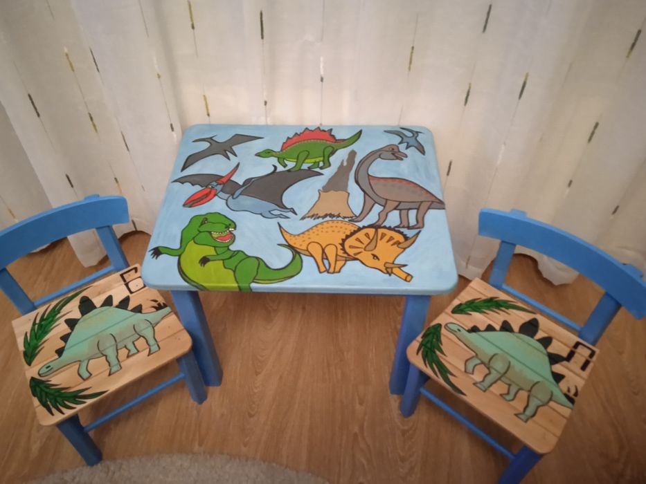 Рисувано дървено детско столче.Рисувана детска масичка.