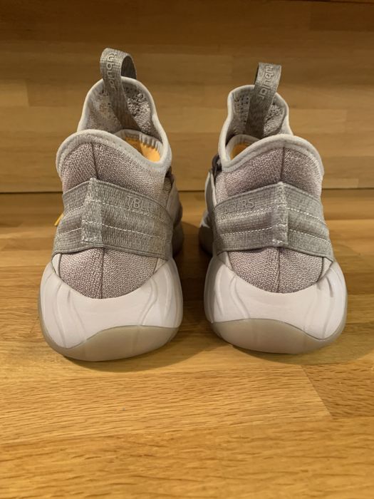 Маратонки Адидас бежови  44,5