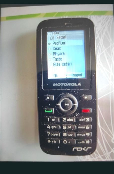 Telefon Motorola cu taste și camera, mic, compact, robust, foarte practic.
