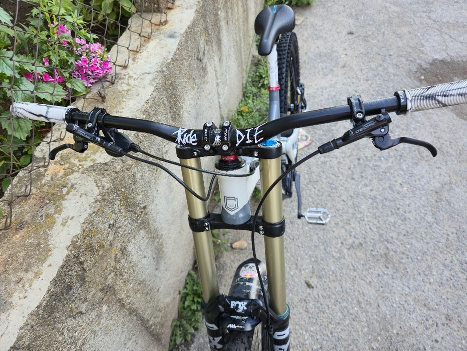 Commencal Supreme 27.5 2020г. М размер Fox 40 Elite, Fox Shox Kashima Float X2 Алуминиев Downhill велосипед