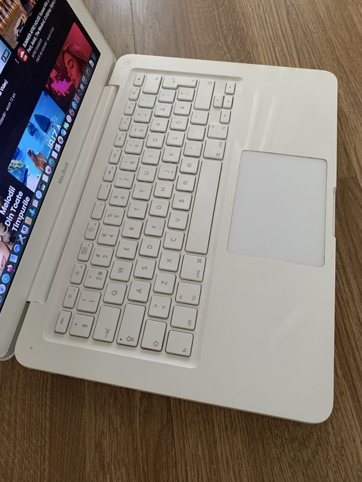Laptop MacBook White intel core 2,Display 13,3,ssd 256gb m,baterie ok