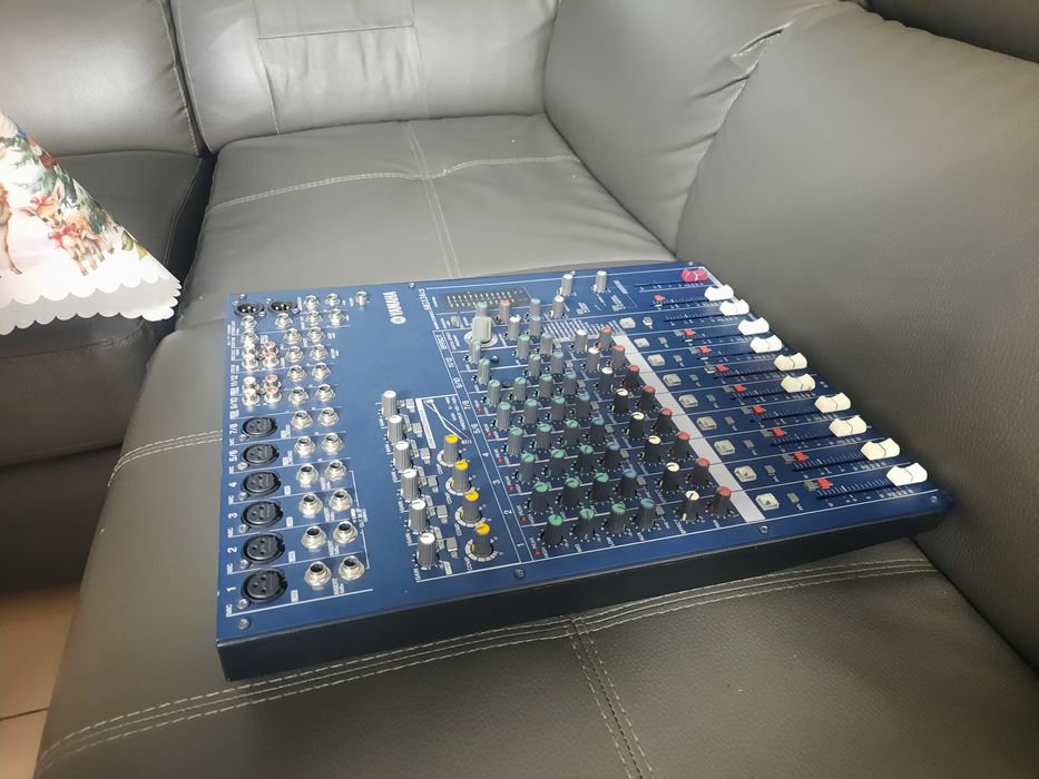 Vând mixer Yamaha