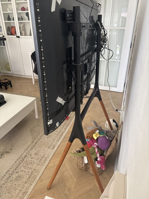 Мобилна стойка за телевизор