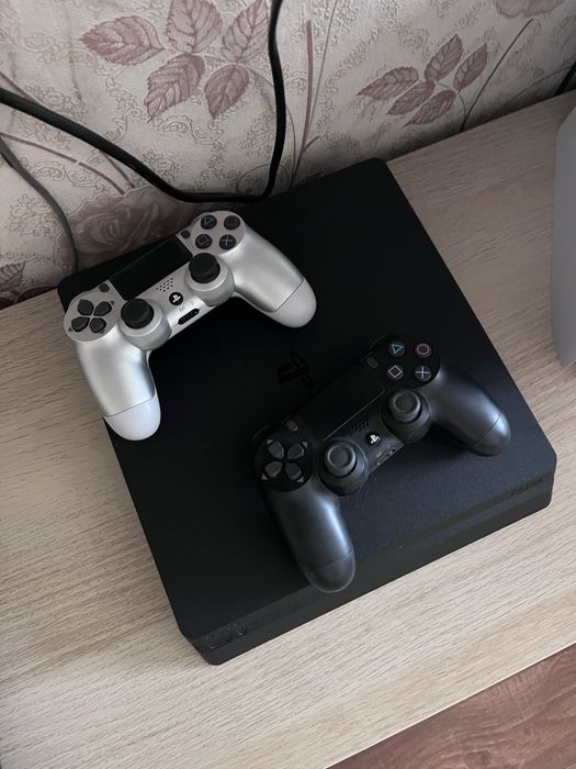 Продам Sony Playstation 4
