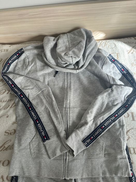 Продавам мъжки анцунг Tommy Hilfiger размер L