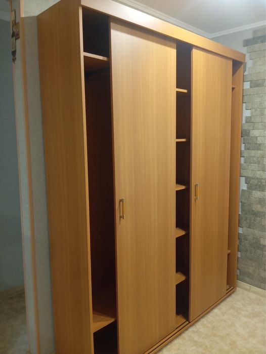 Продам шкаф купэ 3 дверный цвет бук . В отличном состояний . За пол це