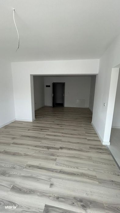 Apartament 3 camere, balcon, curte împrejmuită
