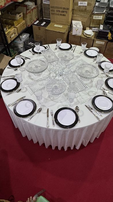 Прокат : стол, стул и посуда