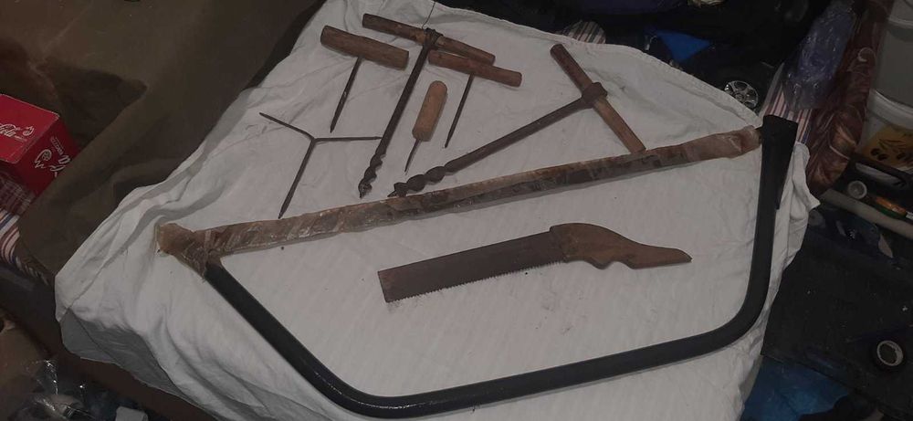 ретро радиоприемници, антена, манерка, инструменти, свещник, пепелник