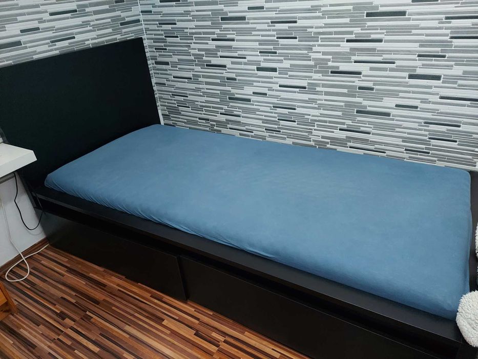 Pat negru Ikea  pentru o persoană cu tot cu saltea