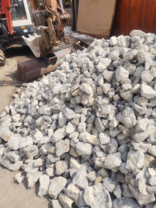 Събаряне на стари сгради. Услуги с комбиниран багер и самосвали.Перник