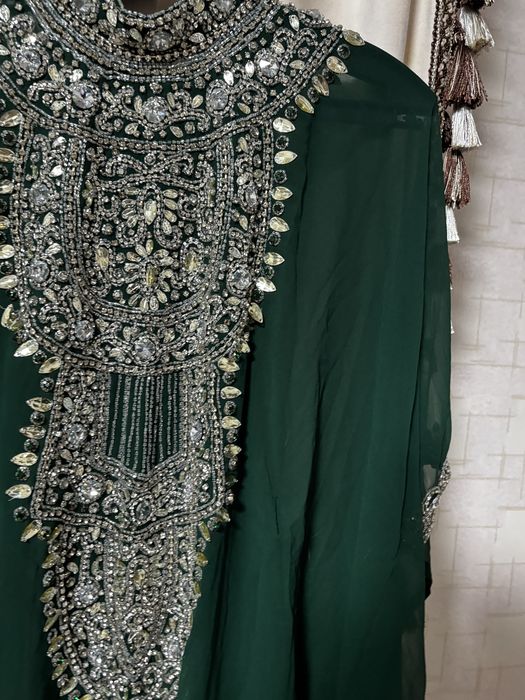 Зеленое шикарное платье