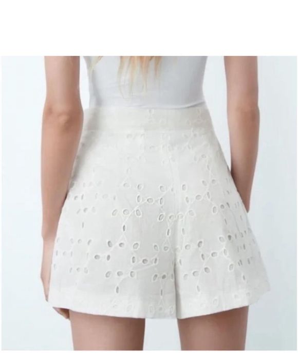 Pantaloni scurti albi broderie talie inalta Zara
