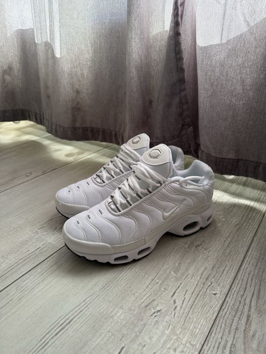 Vand adidasi nike tn albi