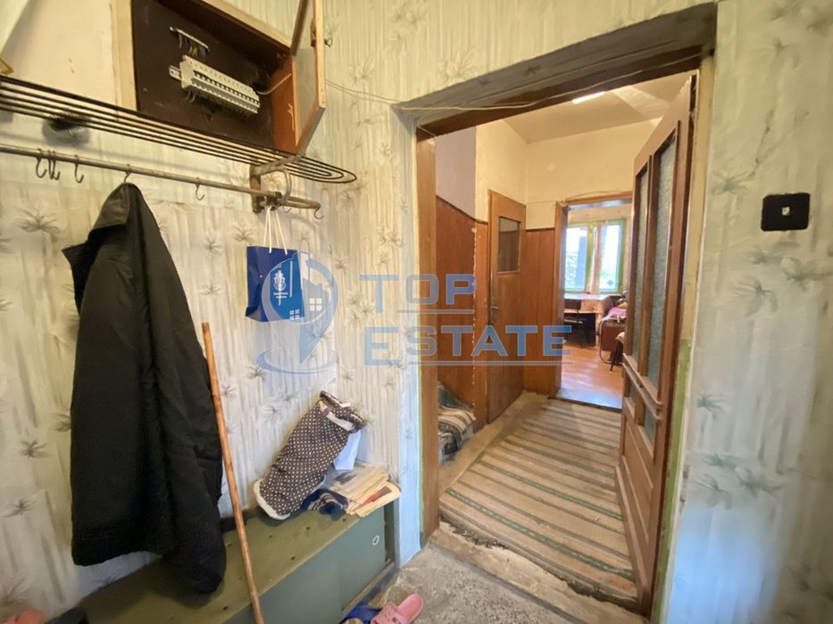 Масивна тухлена къща с гараж в гр. Горна Оряховица, област Велико Тър