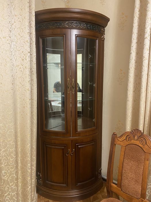 Продам сервизный шкаф
