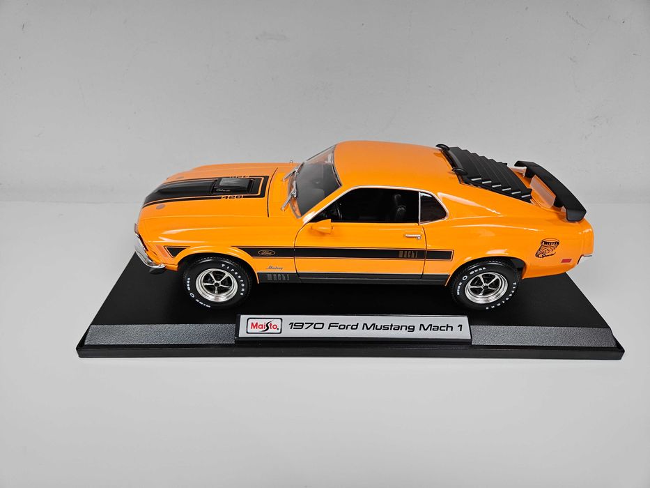 Vand colectie machete auto Camaro vs Mustang scara 1:18