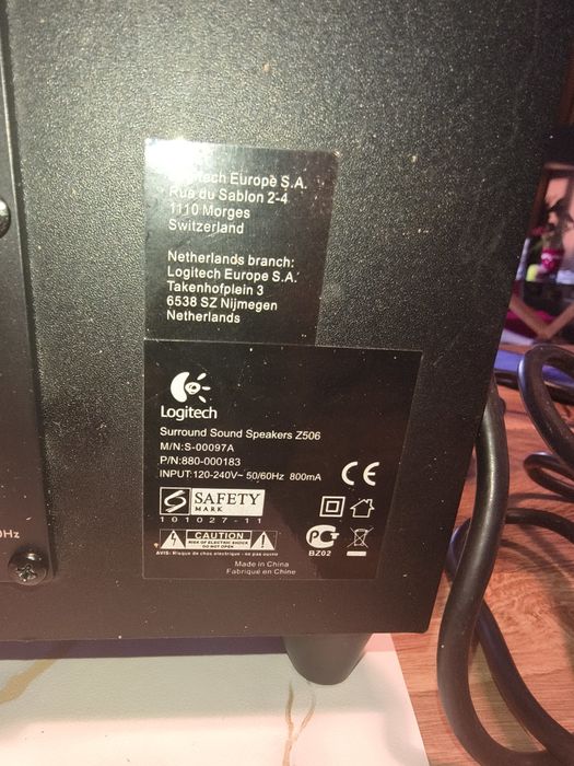 Logitech, putere totală 75W, cu subwoofer ce redă bass ul destul de cl