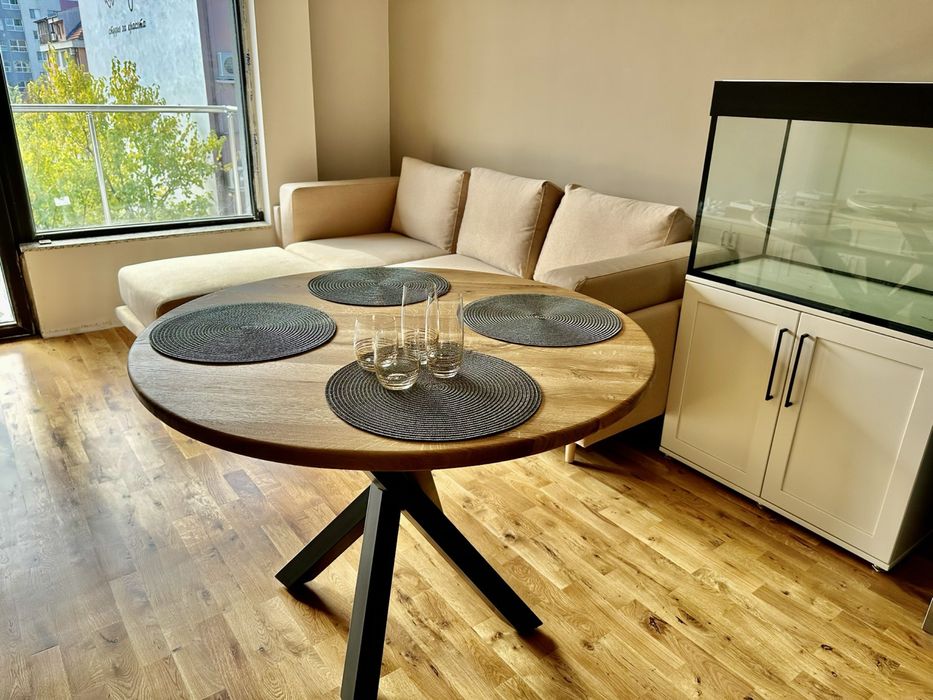 Трапезни и холни маси от масив дъб орех