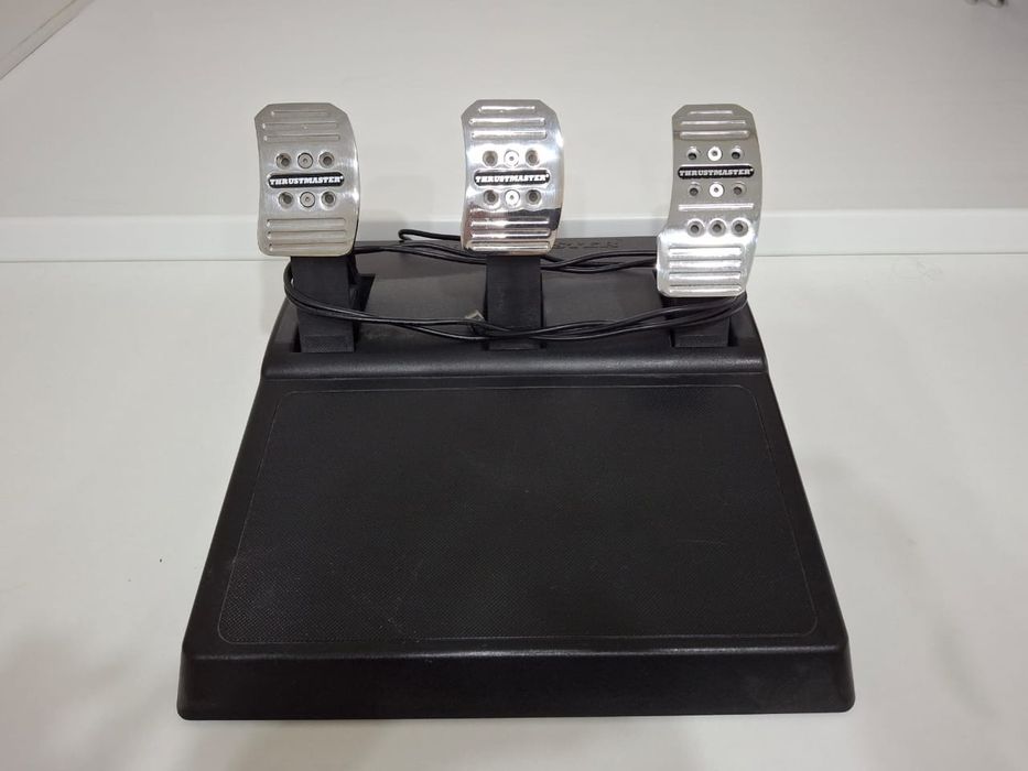 Игровой руль вместе с коробкой передач