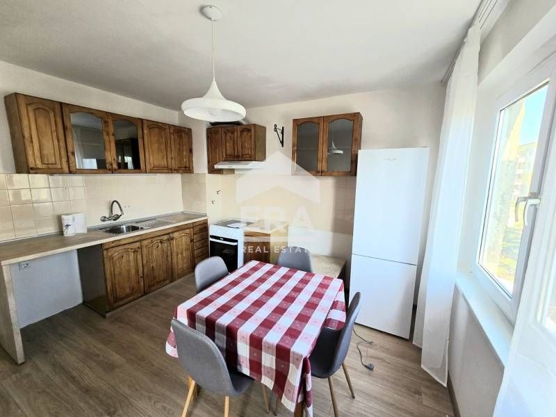 Тристаен, ремонтиран и обзаведен апартамент под наем, в долната част н