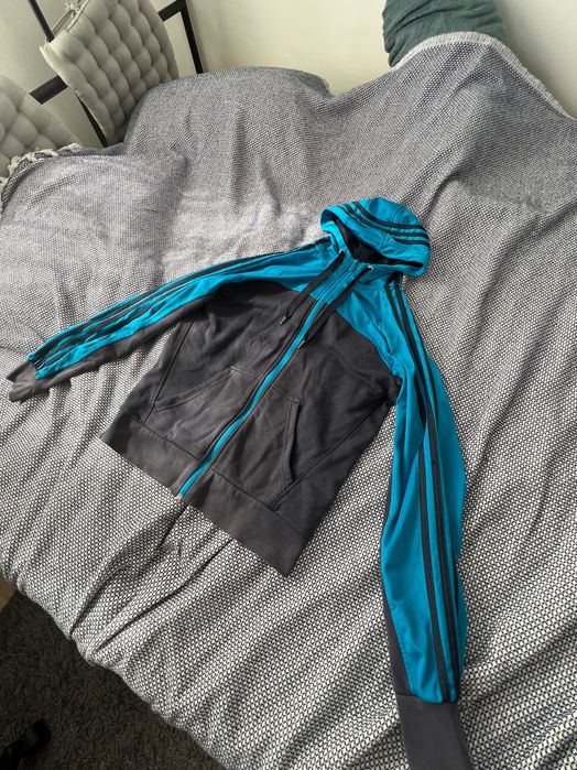 Adidas essentials ленти през качулка