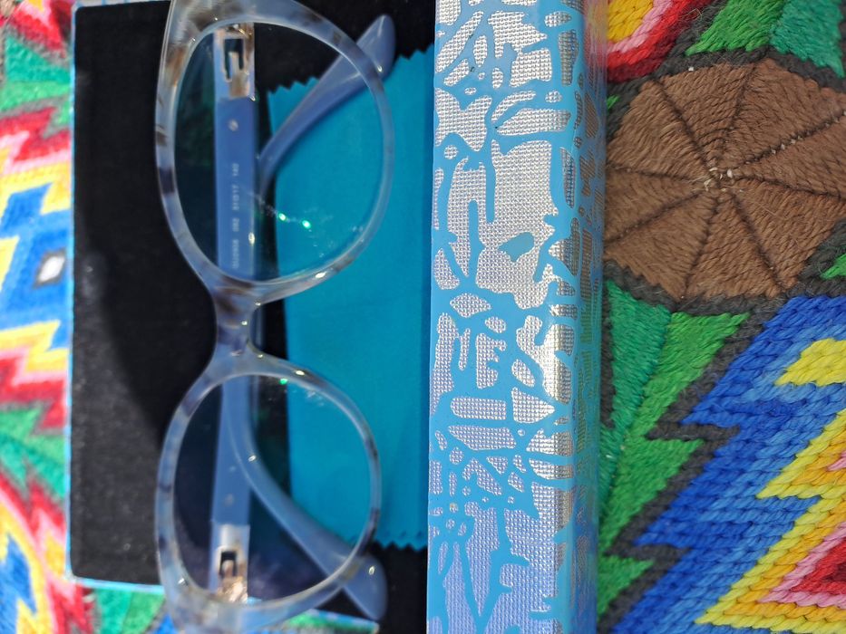 Продавам нови рамки GUESS