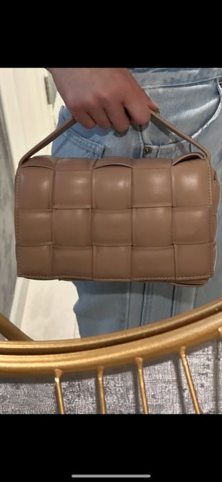 Дамска, бежова чанта Bottega Veneta.
