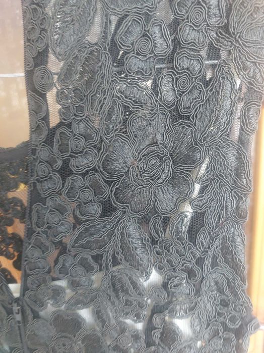 Дантелена черна рокля над коляното