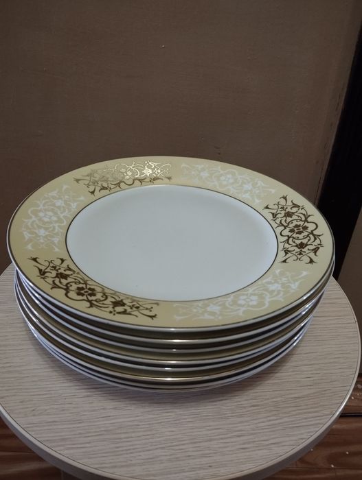 Набор больших  тарелок.