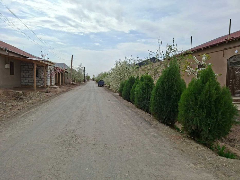 Yangiariq tumani Sherobod MFYda qurilishi tugallanmagan hovli joy