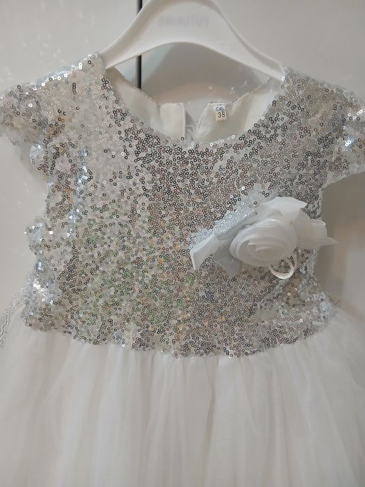 Продам платья возраст от 3 до 7 лет