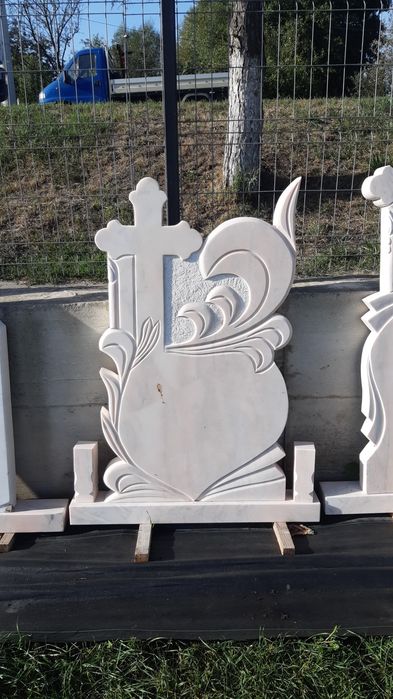Vând marmură,cruci de marmură și monumente funerare,transport gratuit!