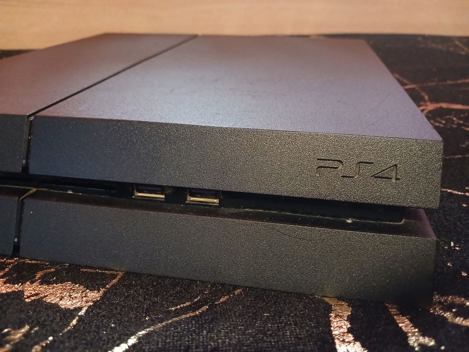 Playstation 4 + Две Игри