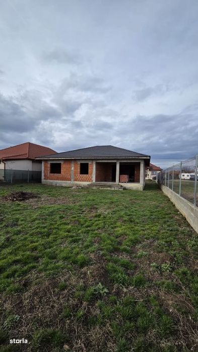 Casa la rosu de vanzare – Vetis, str. Viorelelor