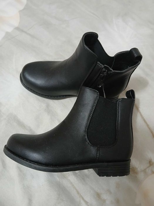 Vand ghete fete, marimea 30, 3 modele, pret 40 lei/pereche
